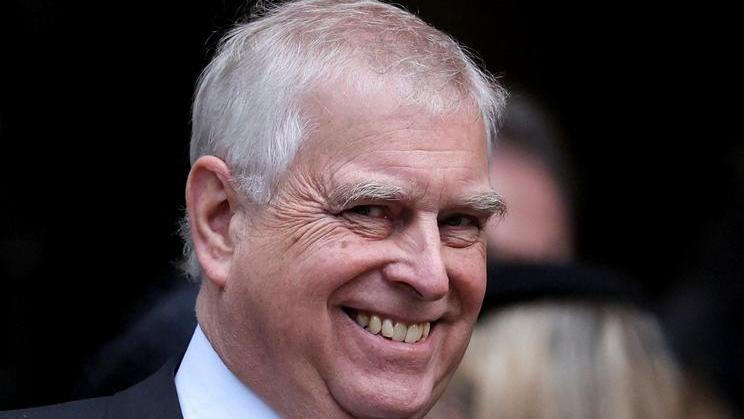 Marsh Lodge je mnohem skromnější, údajně má pouze pět pokojů a je obklopen plotem, který je vysoký 182 centimetrů. Princ Andrew si na pozemek navíc nechal přivést karavan, který koupil za peníze, co mu Král Karel III. poskytl na životní náklady. (Princ Andrew)