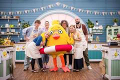 Karel Kovy Kovář, Pavla Tomicová, Daniela Brzobohatá, Richard Genzer, herečka Zuzana Zlatohlávková a písničkář Pokáč v benefičním vydání televizní soutěže Peče celá země.