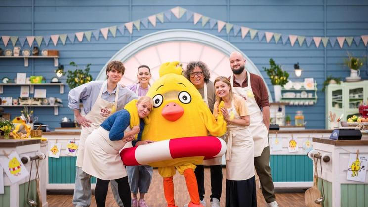 Karel Kovy Kovář, Pavla Tomicová, Daniela Brzobohatá, Richard Genzer, herečka Zuzana Zlatohlávková a písničkář Pokáč v benefičním vydání televizní soutěže Peče celá země.