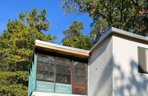 Snímky z dob, kdy se Eliška Houdová a Jitka Zemanová – nyní Štolfová podílely na rekonstrukci chaty.