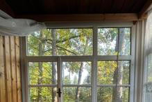 Snímky z dob, kdy se Eliška Houdová a Jitka Zemanová – nyní Štolfová podílely na rekonstrukci chaty.