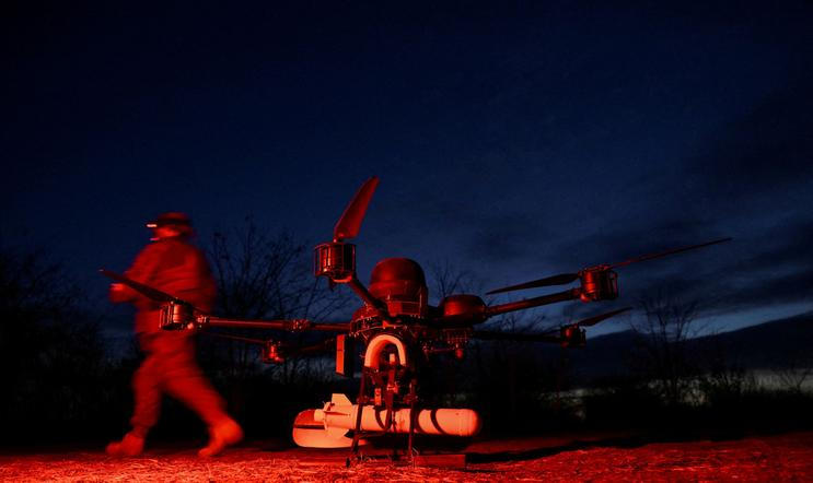 ARCHIVNÍ FOTO: Ukrajinský voják kráčí vedle těžkého útočného dronu na cvičišti v Záporožské oblasti