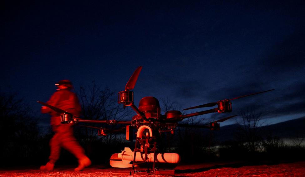 ARCHIVNÍ FOTO: Ukrajinský voják kráčí vedle těžkého útočného dronu na cvičišti v Záporožské oblasti