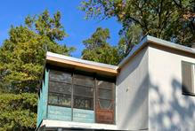 Snímky z dob, kdy se Eliška Houdová a Jitka Zemanová – nyní Štolfová podílely na rekonstrukci chaty.