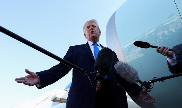 Americký prezident Donald Trump opouští West Palm Beach na Floridě.