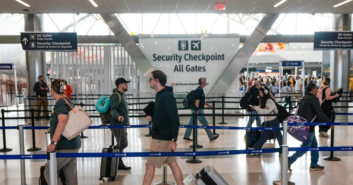 Nejezděte autem, nelétejte. Už i EU bije na poplach, lidem radí výrazně šetřit