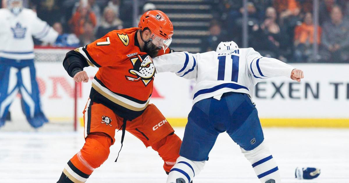 Drsná msta Gudasovi. Na Čecha se vrhli po třech vteřinách, po další bitce pak dohrál