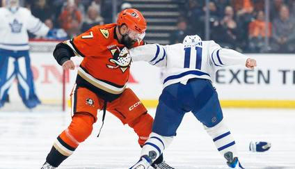 Bitka kapitána Anaheimu Radko Gudase (vlevo) s Maxem Domim z Toronta