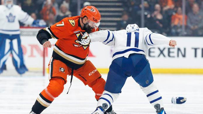 Bitka kapitána Anaheimu Radko Gudase (vlevo) s Maxem Domim z Toronta