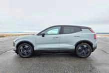 Ta nabízí oproti klasické EX30 plastové obložení podběhů, jinou čelní masku a zvýšenou světlou výšku podle údajů automobilky na 190 mm.