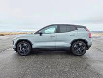 Ta nabízí oproti klasické EX30 plastové obložení podběhů, jinou čelní masku a zvýšenou světlou výšku podle údajů automobilky na 190 mm.