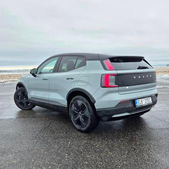 Černé doplňky autu podle našeho názoru sluší, ačkoliv samozřejmě design bude vždy subjektivní. Se světlejšími laky karoserie vyniknou více, naopak třeba v černé byste je mohli úplně přehlédnout.