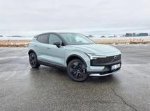 Dvojice elektromotorů má celkem 315 kW, z 0 na 100 km/h tak EX30 vystřelí za 3,7 vteřiny.