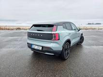 Baterie v útrobách má využitelnou kapacitu 65 kWh a udávaný dojezd až 436 kilometrů.