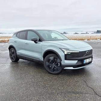 Dvojice elektromotorů má celkem 315 kW, z 0 na 100 km/h tak EX30 vystřelí za 3,7 vteřiny.