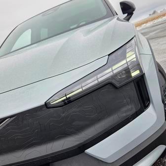 Diodová přední světla jsou standardní výbavou, stejně jako denní svícení ve tvaru Thorova kladiva.