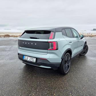 Baterie v útrobách má využitelnou kapacitu 65 kWh a udávaný dojezd až 436 kilometrů.