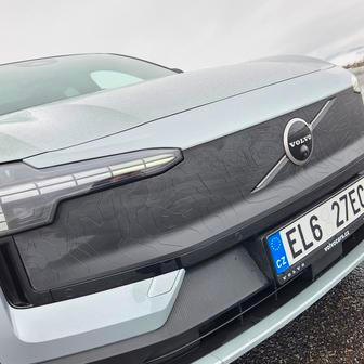 Maska má topografické prvky ze švédské krajiny.