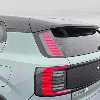 Zadní světla jsou rozdělená na dvě části.