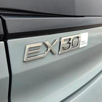 Twin Power značí dva elektromotory, tedy pohon všech kol. V nové nomenklatuře se čtyřkolka jmenuje P8 AWD.