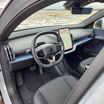 Interiér EX30 zůstává seversky minimalistický, oproti standardnímu provedení se až na některé barvy a materiály nic nezměnilo.