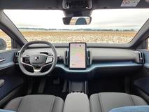 Zapomeňte na budíky, průhledový displej a další prvky. Veškeré ovládání je situované do centrální dotykové obrazovky.