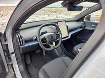 Interiér EX30 zůstává seversky minimalistický, oproti standardnímu provedení se až na některé barvy a materiály nic nezměnilo.