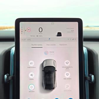 Volvo vyřešilo někdejší problémy se softwarem, systém založený na Android Automotive běží plynule a je docela intuitivní. Pomáhá obrazovka orientovaná na výšku.