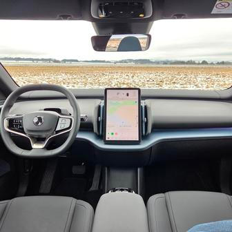 Zapomeňte na budíky, průhledový displej a další prvky. Veškeré ovládání je situované do centrální dotykové obrazovky.