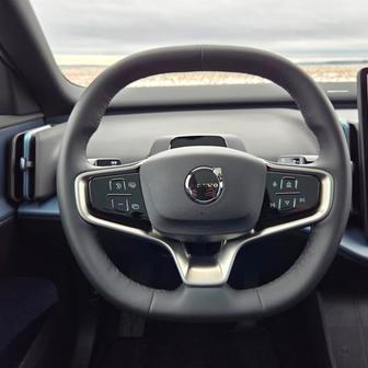 Budíky před volantem chybí. Ten se přitom dobře drží a tlačítka mají klasicky haptickou odezvu.