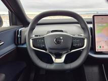 Budíky před volantem chybí. Ten se přitom dobře drží a tlačítka mají klasicky haptickou odezvu.