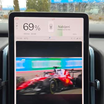 A tak když nabíjíte, můžete si na zpestření pustit na YouTube třeba sestřihy z nové sezony formule 1.