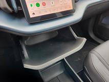 Odkládací schránka není před spolujezdcem, ale uprostřed palubní desky.