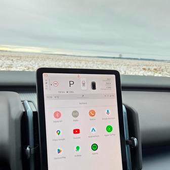 Především je ale auto vybaveno službami Google včetně map nebo obchodu s aplikacemi, které si můžete nainstalovat rovnou do auta.