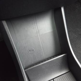 Telefon má v bezdrátové nabíječce zvláštní polohu.