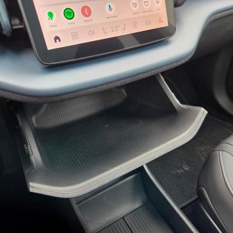 Odkládací schránka není před spolujezdcem, ale uprostřed palubní desky.