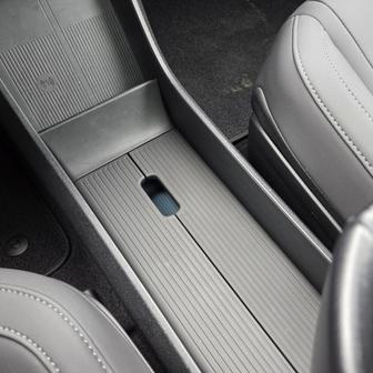 Auto je ale docela praktické, vpředu je spousta odkládacích prostor, ve středovém tunelu dokonce s dvířky.