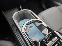 … který se hravě změní v držák na nápoje.