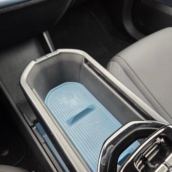 Z loketní opěrky lze vysunout šuplík…