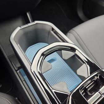 … který se hravě změní v držák na nápoje.