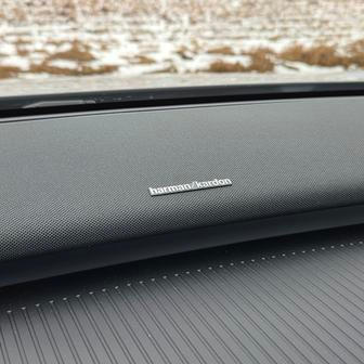 Audio Harman Kardon s devíti reproduktory hraje velmi dobře.