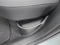 U zadních sedadel jsou alespoň malé poličky.