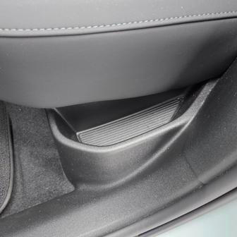 U zadních sedadel jsou alespoň malé poličky.