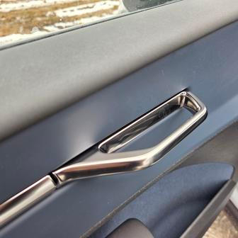 Volvo si dalo záležet na různých detailech, třeba vnitřních klikách dveří…