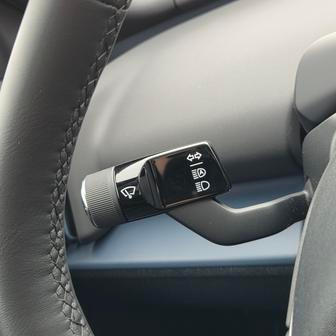 … páčkách blinkrů, světel a stěračů…