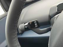 … páčkách blinkrů, světel a stěračů…