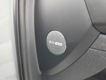 … nebo decentním vyobrazení jména vozu.