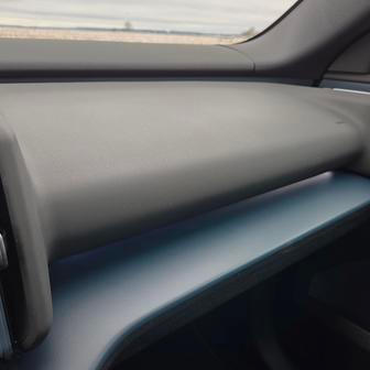 Interiér používá několik různých materiálů. Horní část palubní desky je měkčená, ale mohla by být na dotyk příjemnější. K charakteru auta ale použitý materiál sedí.