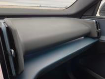 Interiér používá několik různých materiálů. Horní část palubní desky je měkčená, ale mohla by být na dotyk příjemnější. K charakteru auta ale použitý materiál sedí.