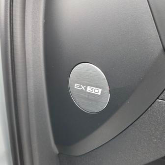 … nebo decentním vyobrazení jména vozu.